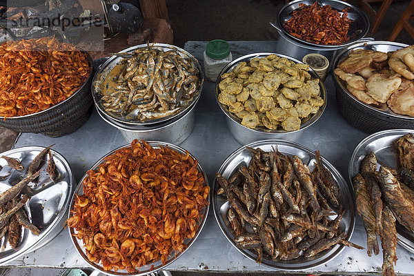 Nepalesische Speisen  Fische  Scampi  in einem nepalesischen Straßenrestaurant  Mugling  Nepal  Asien
