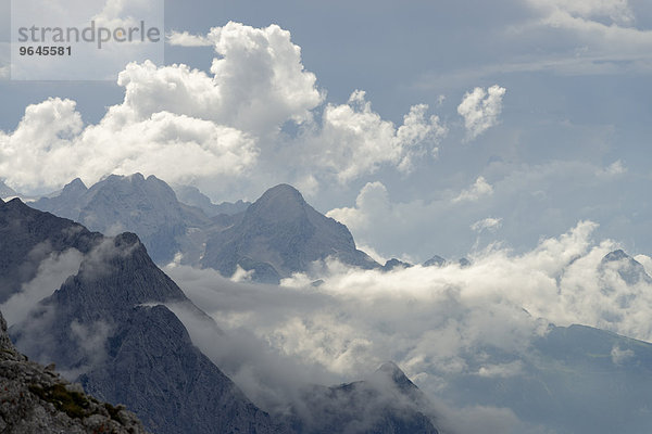Ausblick von der Karwendelbahn auf das Wettersteingebirge mit Alpspitze und Wolkenstimmung  bei Mittenwald  Karwendel  Werdenfelser Land  Oberbayern  Bayern  Deutschland  Europa