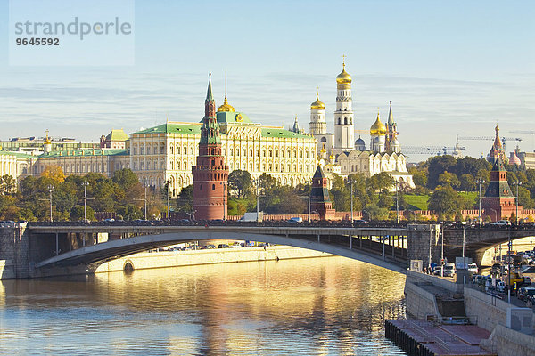 Moskauer Kreml mit dem Großen Kremlpalast und den Kreml-Kathedralen  Große Steinerne Brücke über die Moskwa  Moskau  Russland  Europa