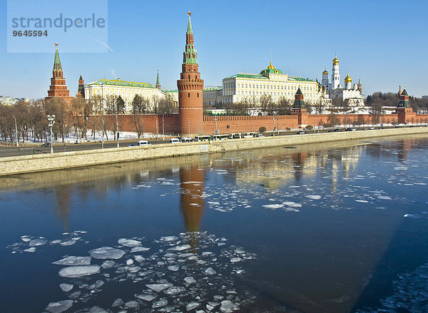 Moskauer Kreml mit Palast und Kathedralen im Frühjahr  Moskwa mit Spiegelungen und Eisschollen  Moskau  Russland  Europa