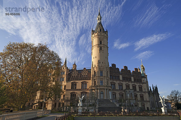 Schweriner Schloss  1845 bis 1857 errichtet  romantischer Historismus  Schwerin  Mecklenburg-Vorpommern  Deutschland  Europa