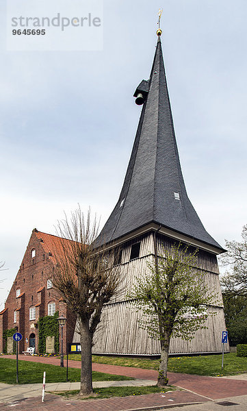 Kirche St. Matthias mit Holzturm von 1685  Jork  Altes Land  Niedersachsen  Deutschland  Europa