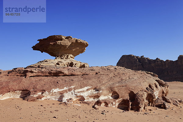 Pilzförmiger balancierender Felsen  Wüste  Wadi Rum  Jordanien  Asien