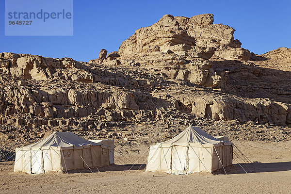 Zelte  Camp für Touristen  Felsen  Wadi Rum  Jordanien  Asien