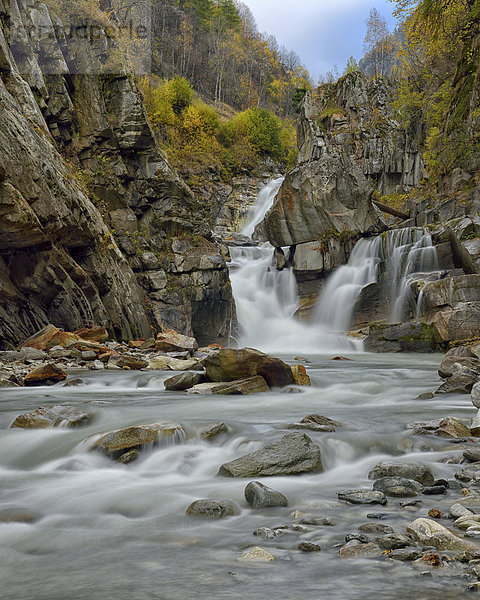 Wasserfälle an der Grand Eyvia im Herbst  Nationalpark Gran Paradiso  Valle di Cogne  Piemont  Italien  Europa