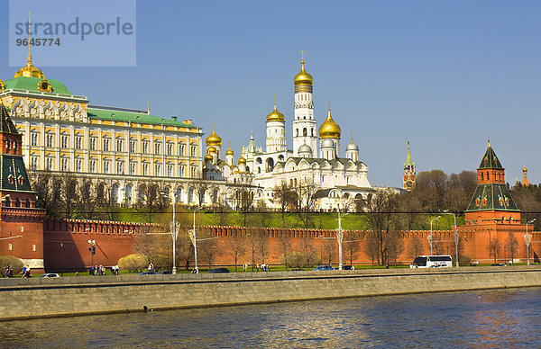 Großer Kremlpalast und Erzengel-Michael-Kathedrale mit dem Glockenturm von Iwan dem Großen  Moskauer Kreml  Moskau  Russland  Europa