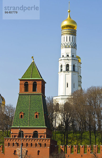 Glockenturm von Iwan dem Großen und Turm des Moskauer Kreml  Moskau  Russland  Europa