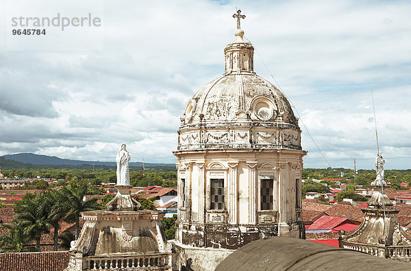 Kuppel der Kirche Iglesia de la Merced über den roten Dächern von Granada  Provinz Granada  Nicaragua  Nordamerika
