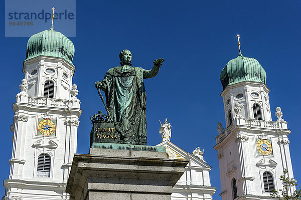 Denkmal für König Maximilian Joseph I. von Bayern  Westfassade  Dom St. Stephan  Passau  Niederbayern  Bayern  Deutschland  Europa