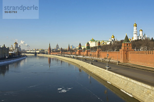Moskauer Kreml mit Kathedralen und Palast sowie Christ-Erlöser-Kathedrale  mit der Moskwa  Moskau  Russland  Europa