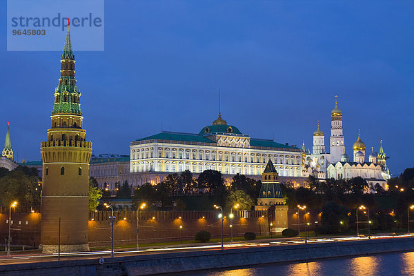 Moskauer Kreml mit Palast und Kathedralen am Fluss Moskwa bei Nacht  Moskau  Russland  Europa