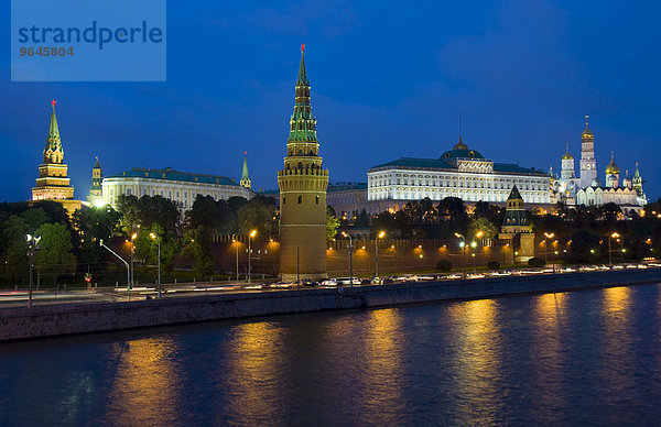 Moskauer Kreml mit Palast und Kathedralen am Fluss Moskwa bei Nacht  Moskau  Russland  Europa