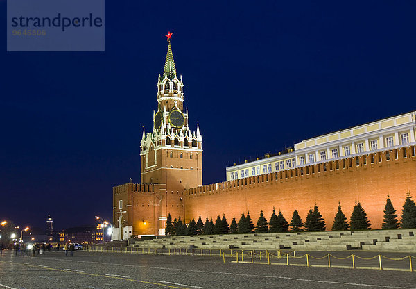 Erlöserturm bei Nacht  Kreml  Moskau  Russland  Europa