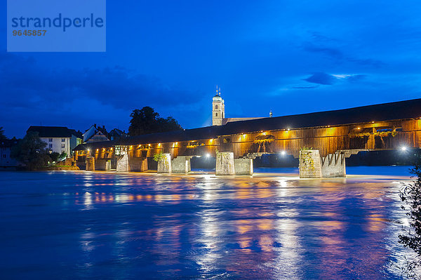 Gedeckte Holzbrücke mit Fridolinsmünster und Rhein  Bad Säckingen  Schwarzwald  Baden-Württemberg  Deutschland  Europa