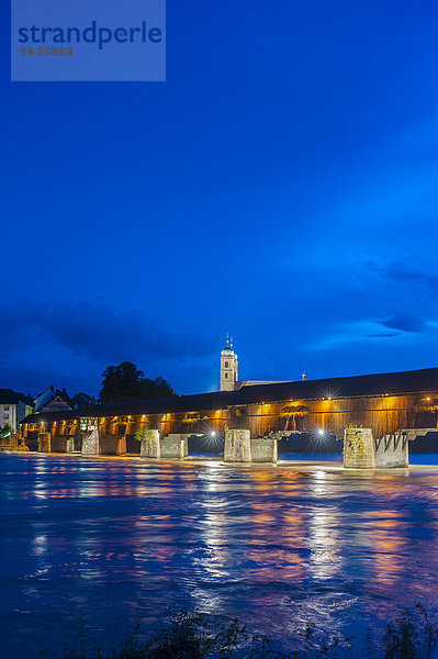 Gedeckte Holzbrücke mit Fridolinsmünster und Rhein  Bad Säckingen  Schwarzwald  Baden-Württemberg  Deutschland  Europa