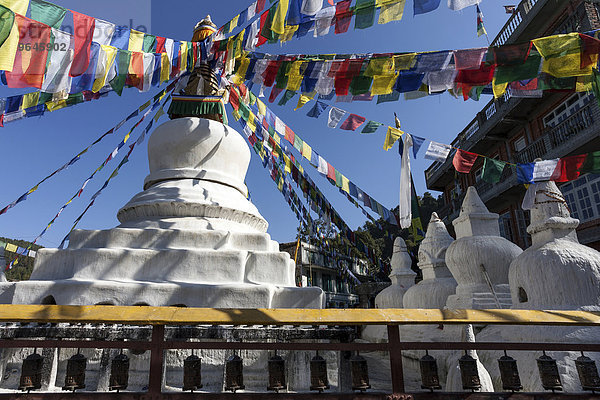 Stupa mit Gebetsfahnen und Gebetsmühlen in Namo Buddha  Nepal  Asien