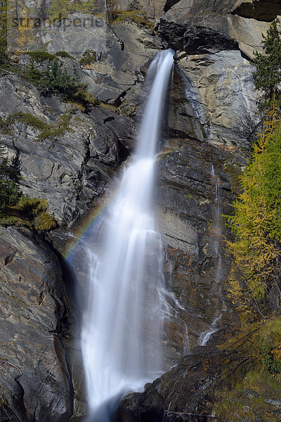 Wasserfall mit Regenbogen  Nationalpark Gran Paradiso  Valle di Cogne  Piemont  Italien  Europa