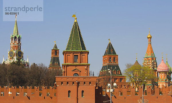 Türme des Moskauer Kreml und Kuppeln der Basilius-Kathedrale  Moskau  Russland  Europa