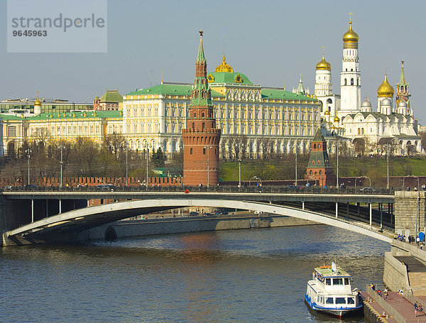 Moskauer Kreml mit Kremlpalast und der Glockenturm von Erzengel-Michael-Kathedrale und Große Steinerne Brücke  Moskau  Russland  Europa