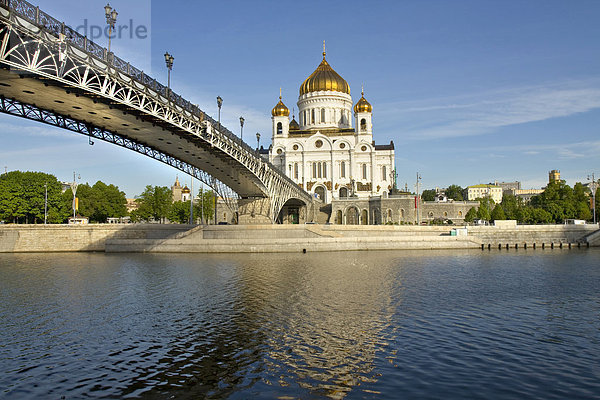 Christ-Erlöser-Kathedrale und Patriarshy-Brücke über den Fluss Moskwa  Moskau  Russland  Europa