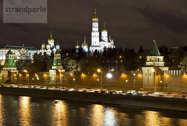 Moskauer Kreml mit Kathedralen am Fluss Moskwa bei Nacht  Moskau  Russland  Europa