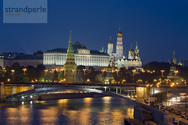 Moskauer Kreml mit Kathedralen und Schloss und Große Steinerne Brücke am Fluss Moskwa bei Nacht  Moskau  Russland  Europa