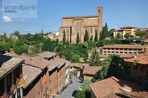Basilica di San Domenico  vorne die Straße Via Fontebranda  Siena  Provinz Siena  Toskana  Italien  Europa
