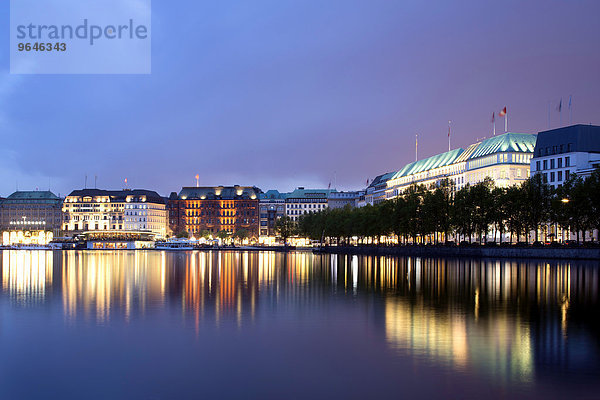 Ausblick über die Binnenalster auf repräsentative Kontorhäuser  Hotels und Geschäftshäuser am Jungfernstieg  Hamburg  Deutschland  Europa