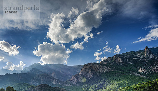 Felsige Landschaft mit Wolkenhimmel  Col de Bavella  Bavella-Massiv  Korsika  Frankreich  Europa