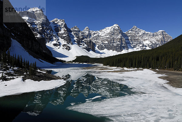 Berggruppe Wenkchemna Peaks spiegelt sich im Gletschersee Moraine Lake  Valley Of The Ten Peaks  Banff-Nationalpark  Rocky Mountains  Alberta  Kanada  Nordamerika