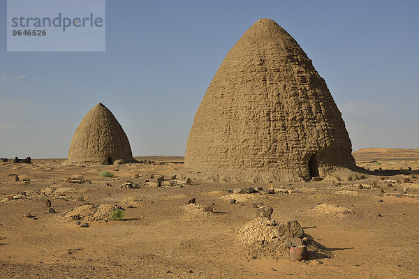 Mausoleen mit Kuppeldach  sogenannte Qubbas  Alt Dunqula  asch-Schamaliyya  Nubien  Sudan  Afrika