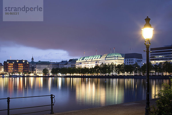 Ausblick über die Binnenalster auf repräsentative Kontorhäuser  Hotels und Geschäftshäuser am Jungfernstieg  Hamburg  Deutschland  Europa