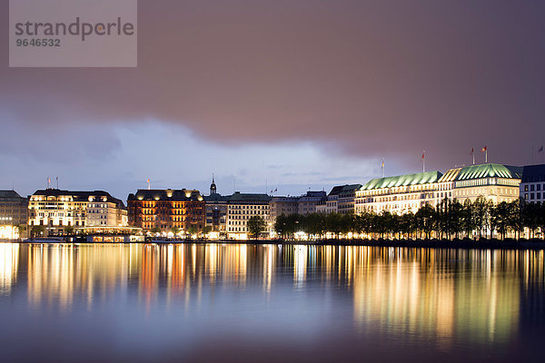 Ausblick über die Binnenalster auf repräsentative Kontorhäuser  Hotels und Geschäftshäuser am Jungfernstieg  Hamburg  Deutschland  Europa