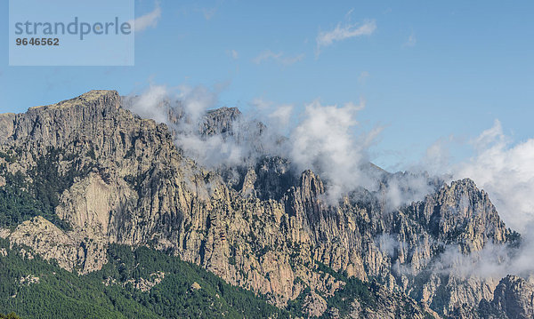 Klippen und Felsen vor Wolken  Col de Bavella  Bavella-Massiv  Korsika  Frankreich  Europa