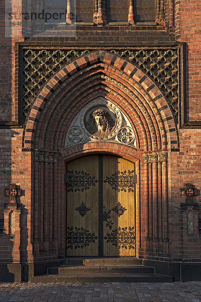 Seiteneingang mit Christusrelief der neugotischen Sankt Paulskirche  gebaut 1863-1869  Schwerin  Mecklenburg-Vorpommern  Deutschland  Europa
