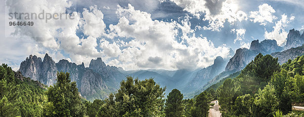Panorama  Straße durch ein Tal mit Felsenklippen zwischen Wolken  Col de Bavella  Bavella-Massiv  Korsika  Frankreich  Europa