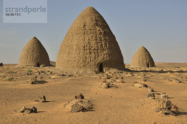 Mausoleen mit Kuppeldach  sogenannte Qubbas  Alt Dunqula  asch-Schamaliyya  Nubien  Sudan  Afrika