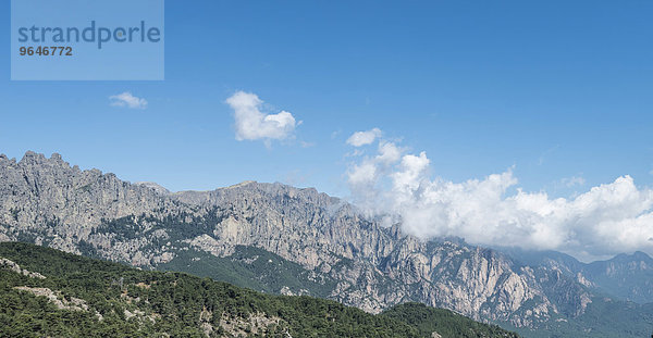 Klippen und Felsen vor Wolken  Col de Bavella  Bavella-Massiv  Korsika  Frankreich  Europa