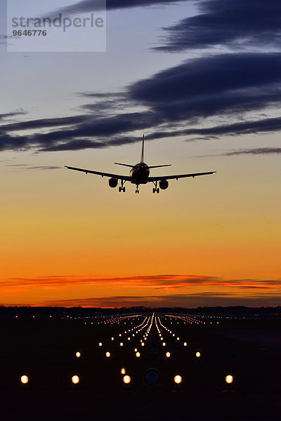 Flugzeug bei Landung im Abendrot  Airbus  Flughafen München  Franz Josef Strauß  Erding bei München  Bayern  Deutschland  Europa