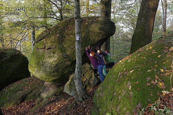 Familie beim Wandern im Felsenpark  Felsensteine  Felsengarten  Wollsackverwitterung  Schlosspark  Falkenstein  Oberpfalz  Bayern  Deutschland  Europa