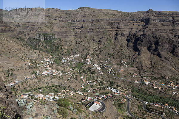 Ausblick vom Mirador Cesar Manrique auf Terrassenfelder und Häuser von Lomo del Balo und La Vizcaina  Valle Gran Rey  La Gomera  Kanarische Inseln  Spanien  Europa