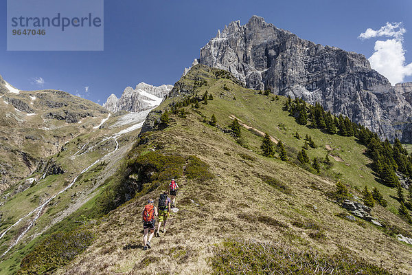 Bergsteiger beim Aufstieg auf den Lampskopf über den Klettersteig in Pflersch am Fuße des Tribulaun  darunter der Lampskopf  Goglberg  Pflerscher Tal  Wipptal  Eisacktal  Südtirol  Trentino-Südtirol  Italien  Europa
