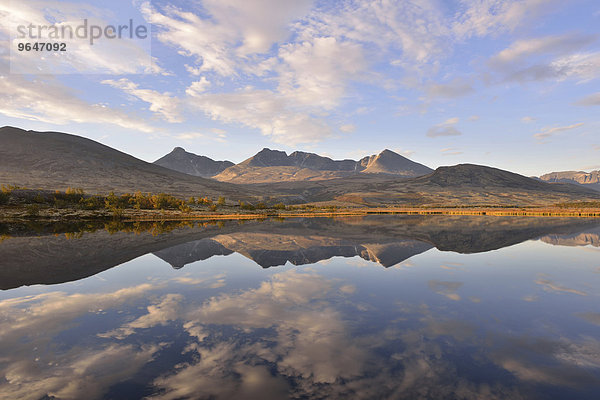 Berge spiegeln sich im See Dørålstjørnin oder Doralstjornin  Rondane-Nationalpark  Norwegen  Europa