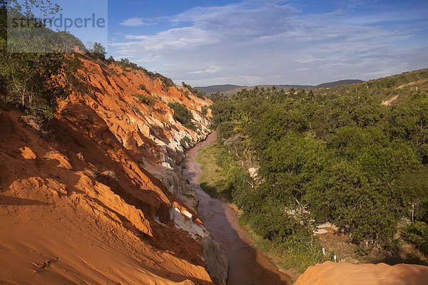 Rote Sandsteinformationen des Canyons am Fairy Stream  Mui Ne  Vietnam  Asien