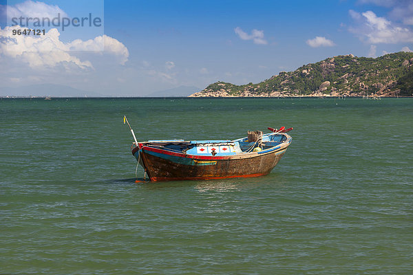 Kleines Fischerboot vor der Insel Hon Mun  Bucht von Nha Trang  Südchinesisches Meer  Nha Trang  Vietnam  Asien