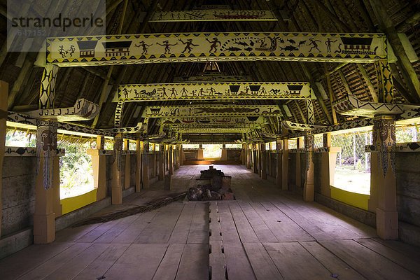 Traditionelles Bai  Männerhaus  innen  Babeldaob  Palau  Ozeanien