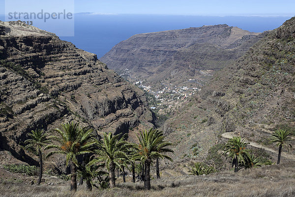 Ausblick von El Cercado auf das Valle Gran Rey  hinten der Atlanik und die Insel El Hierro  La Gomera  Kanarische Inseln  Spanien  Europa
