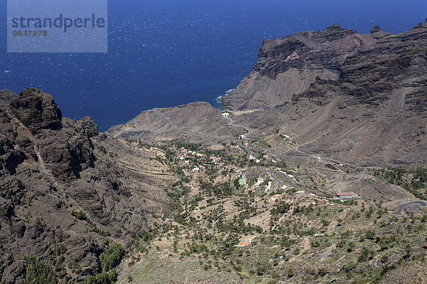 Ausblick vom Mirador auf Taguluche  Barranco de Taguluche und Roque de Mona  Arure  La Gomera  Kanarische Inseln  Spanien  Europa