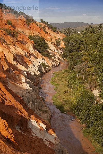 Rote Sandsteinformationen des Canyons am Fairy Stream  Mui Ne  Vietnam  Asien