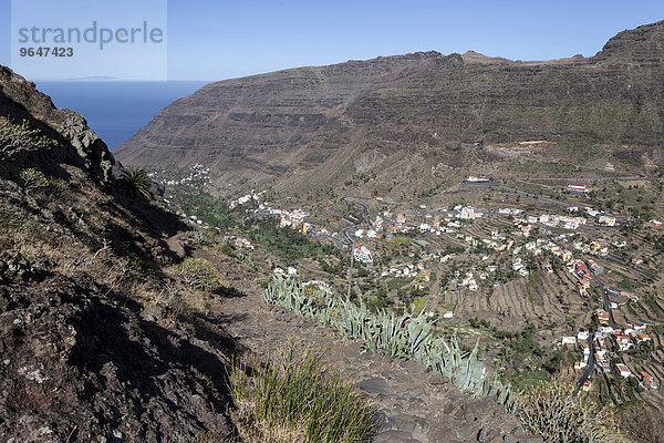 Ausblick vom Wanderweg zwischen Valle Gran Rey und El Cercado auf Terrassenfelder und Ortschaften im Valle Gran Rey  La Gomera  Kanarische Inseln  Spanien  Europa